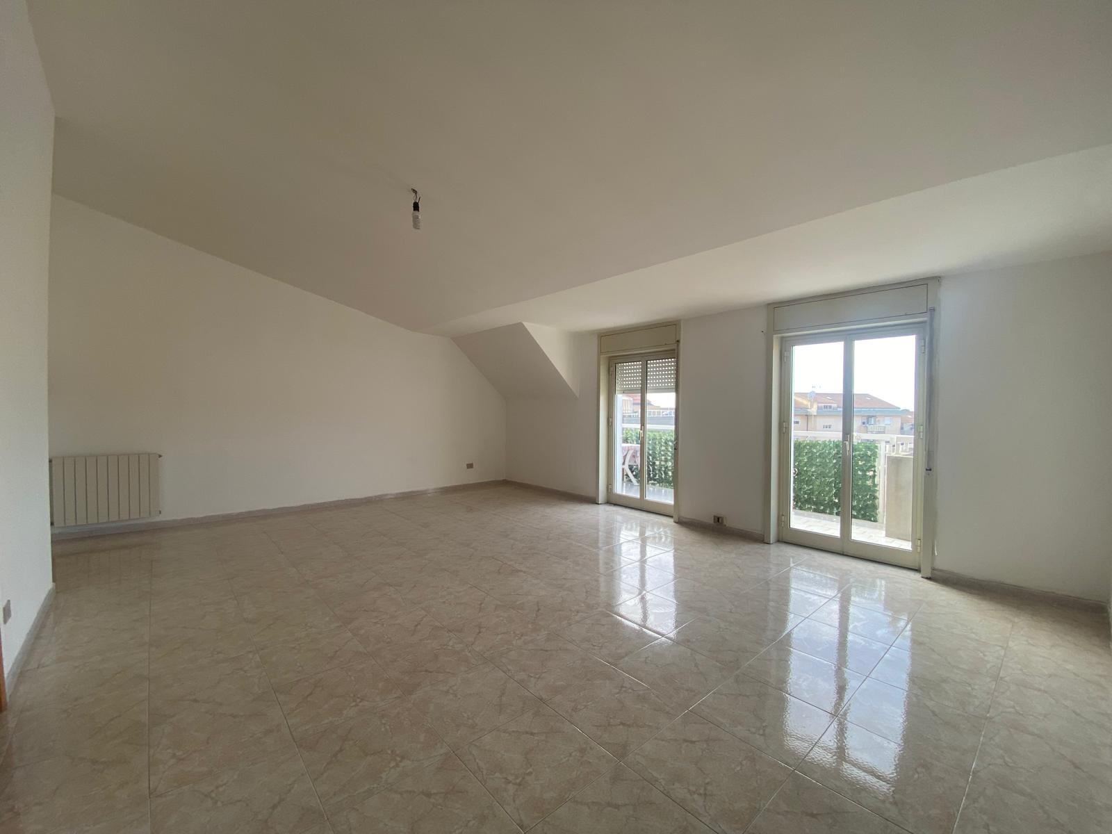 Luminoso attico mansardato via Leonardo da Vinci