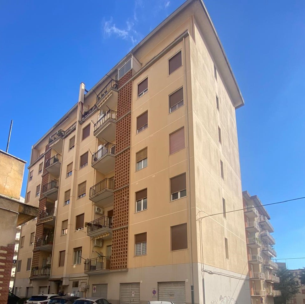 Luminoso appartamento via Ugo Foscolo