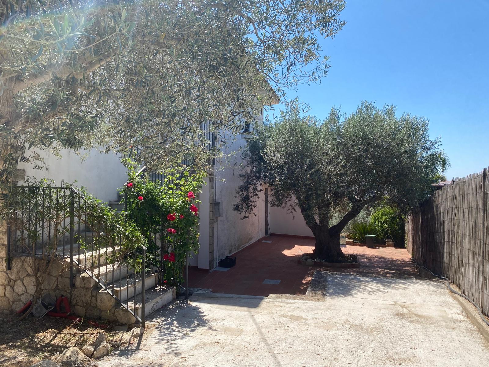 graziosa villa bifamiliare vicinissima alla città